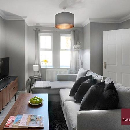 Knaphill - 2 Bedroom House - With Parking Brookwood 外观 照片