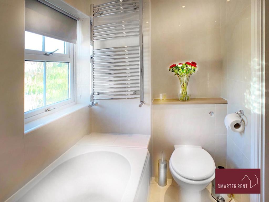 Knaphill - 2 Bedroom House - With Parking Brookwood 外观 照片