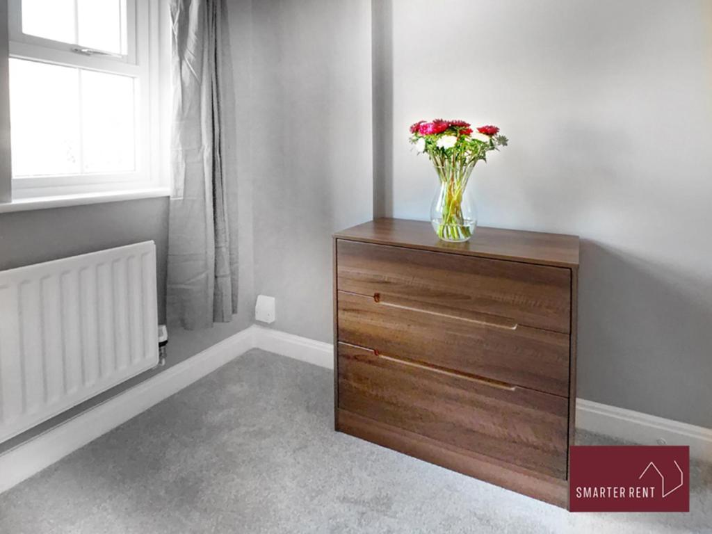 Knaphill - 2 Bedroom House - With Parking Brookwood 外观 照片